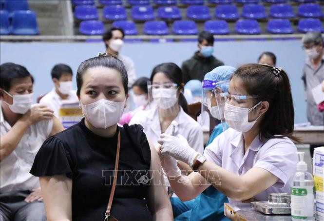 Tiêm vaccine phòng COVID-19 cho người dân thành phố Buôn Ma Thuột. Ảnh: Tuấn Anh – TTXVN Đắk Lắk huy động tổng lực khống chế dịch COVID-19 ảnh 3