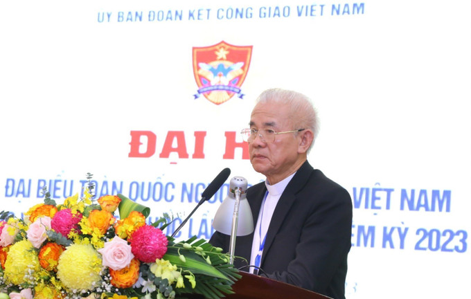 Linh mục Giuse Trần Xuân Mạnh, Chủ tịch Trung ương Ủy ban đoàn kết Công giáo Việt Nam nhiệm kỳ 2018-2023 phát biểu khai mạc Đại hội. Ảnh: Văn Điệp - TTXVN Khai mạc Đại hội đại biểu toàn quốc Người Công giáo Việt Nam xây dựng và bảo vệ Tổ quốc lần thứ VIII ảnh 3