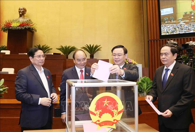 Các đồng chí lãnh đạo Đảng, Nhà nước bỏ phiếu miễn nhiệm Phó Chủ tịch nước, một số ủy viên Ủy ban Thường vụ Quốc hội, Chủ nhiệm một số Ủy ban của Quốc hội, Tổng Thư ký Quốc hội, Tổng Kiểm toán nhà nước. Ảnh: Phương Hoa - TTXVN Kỳ họp thứ 11, Quốc hội khóa XIV: Thực hiện quy trình bầu Phó Chủ tịch nước, một số Ủy viên Ủy ban Thường vụ Quốc hội ảnh 1