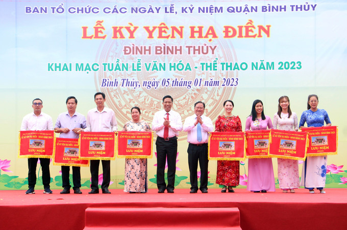Lãnh đạo thành phố Cần Thơ và quận Bình Thủy tặng cờ lưu niệm cho các đơn vị tham dự Tuần lễ Văn hóa - Thể thao năm 2023. Ảnh: Trung Kiên - TTXVN Lễ hội Kỳ Yên đình Bình Thủy: Khẳng định giá trị truyền thống lâu đời của vùng đất, con người Cần Thơ ảnh 2