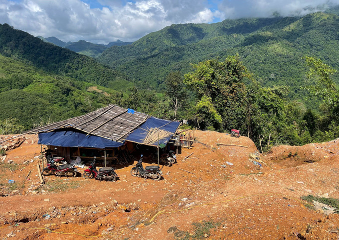 Nhiều khu vực rộng lớn trong rừng phòng hộ đầu nguồn tan hoang do khai tác vàng trái phép tại huyện Mường Tè. Ảnh: TTXVN "Vàng tặc" lộng hành tàn phá những cánh rừng phòng hộ ở Lai Châu (Bài 1) ảnh 5