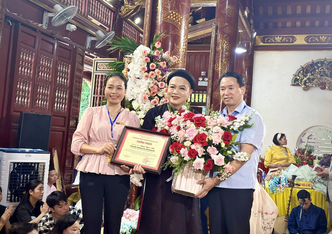 Ban Tổ chức trao Giấy chứng nhận cho Nghệ nhân ưu tú Đặng Ngọc Anh, đã có nhiều đóng góp trong việc tổ chức Festival Thực hành tín ngưỡng thờ Mẫu Thượng ngàn. Ảnh: Việt Dũng - TTXVN Trình diễn nghệ thuật hầu đồng tại đền Đông Cuông ảnh 3