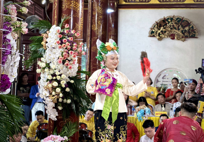 Đây là dịp để những bản hội, thanh đồng, nghệ nhân hát chầu văn trong cả nước tề tựu về đền Đông Cuông dâng hương kính Mẫu, trình diễn hầu đồng. Ảnh: Việt Dũng - TTXVN Trình diễn nghệ thuật hầu đồng tại đền Đông Cuông ảnh 1