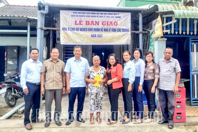 Lễ bàn giao nhà cho hộ bà Châu Thị Tư, ngụ ấp Bưng Tróp A, xã An Hiệp, huyện Châu Thành (tỉnh Sóc Trăng) cuối tháng 9/2022. Ảnh: baosoctrang.org.vn Sóc Trăng hỗ trợ nhà ở giúp hộ nghèo ổn định đời sống ảnh 1