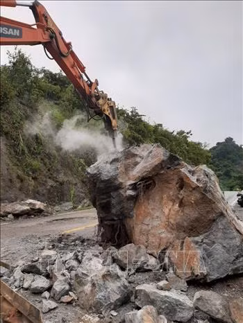 Huy động lực lượng giải tỏa ùn tắc trên Quốc lộ 6 do sạt lở đất sau mưa lớn ảnh 2