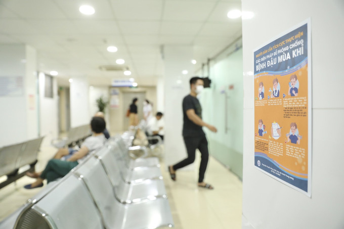 Bên trong thang máy, hành lang, khu vực chờ khám bệnh tại bệnh viện Da liễu Hà Nội được dán thông điệp phòng, chống dịch bệnh Đậu mùa khỉ. Ảnh: Minh Quyết - TTXVN Đậu mùa khỉ được xếp vào bệnh truyền nhiễm nhóm B ảnh 1