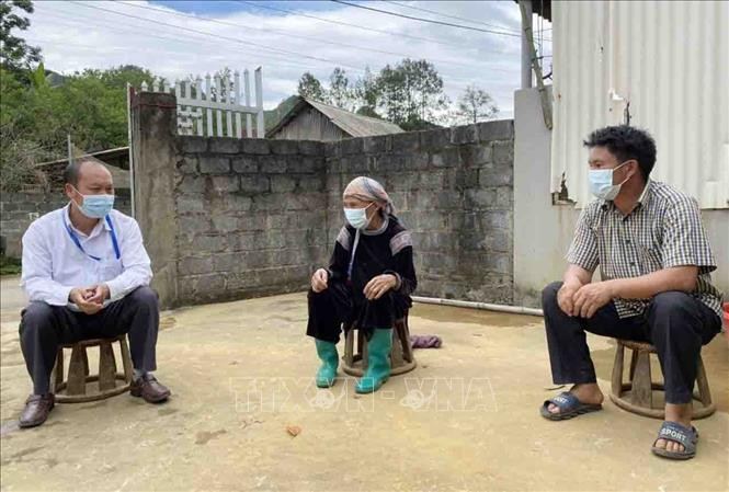 Tổ tự quản phòng chống dịch COVID-19 bản Lùng Thàng, xã Sùng Phài, thành phố Lai Châu (Lai Châu) tuyên truyền bà con đeo khẩu trang, không tụ tập đông người. Ảnh: Đinh Thùy - TTXVN Phát huy vai trò của các tổ tự quản trong phòng, chống dịch COVID-19 ảnh 1