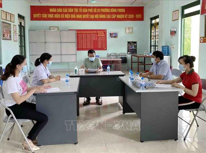 Tổ tự quản, phòng chống, dịch COVID-19 của tổ 25, phường Đông Phong, thành phố Lai Châu (Lai Châu) thường xuyên họp đưa ra những giải pháp tuyên tuyền phù hợp đến với người dân. Ảnh: Đinh Thùy - TTXVN Phát huy vai trò của các tổ tự quản trong phòng, chống dịch COVID-19 ảnh 3
