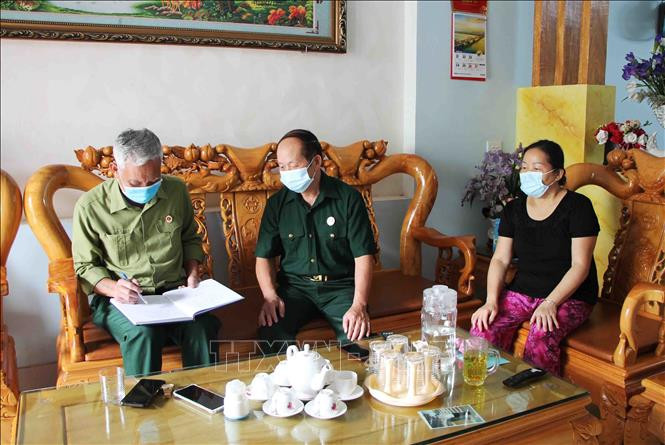 Tổ tự quản phòng, chống dịch COVID-19 tổ 25, phường Đông Phong, thành phố Lai Châu (Lai Châu) rà soát nhân khẩu trên địa bàn. Ảnh: Đinh Thùy - TTXVN Phát huy vai trò của các tổ tự quản trong phòng, chống dịch COVID-19 ảnh 2