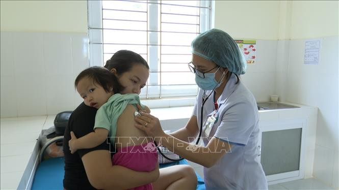 Bệnh nhân đang được điều trị sốt xuất huyết tại Bệnh viện Nhi Gia Lai. Ảnh: TTXVN phát Gia Lai nỗ lực ngăn ngừa và kiểm soát bệnh sốt xuất huyết bùng phát ảnh 1