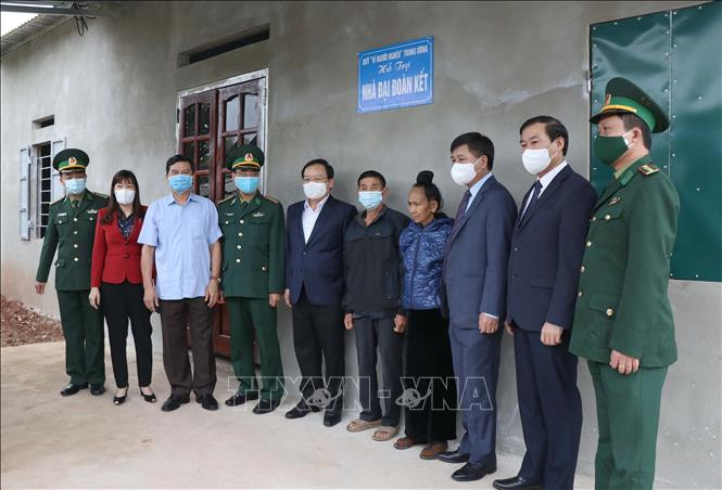 Đại diện lãnh đạo cấp ủy, chính quyền tỉnh Điện Biên, Bộ đội Biên phòng tỉnh Điện Biên trao "Nhà Đại đoàn kết" cho hộ gia đình ông Quàng Văn Ơn (bản Mển, xã Thanh Nưa, huyện Điện Biên, tỉnh Điện Biên). Ảnh: Xuân Tiến – TTXVN Trao tặng “Nhà Đại đoàn kết”, bò giống cho người nghèo, gia đình chính sách khu vực biên giới ảnh 2