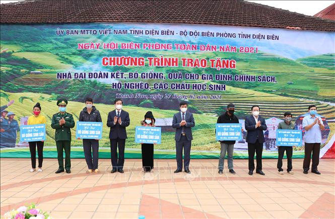 Trao biển tặng bò giống cho gia đình chính sách, gia đình có hoàn cảnh khó khăn trên địa bàn khu vực biên giới xã Thanh Nưa (huyện Điện Biên, tỉnh Điện Biên). Ảnh: Xuân Tiến – TTXVN Trao tặng “Nhà Đại đoàn kết”, bò giống cho người nghèo, gia đình chính sách khu vực biên giới ảnh 1