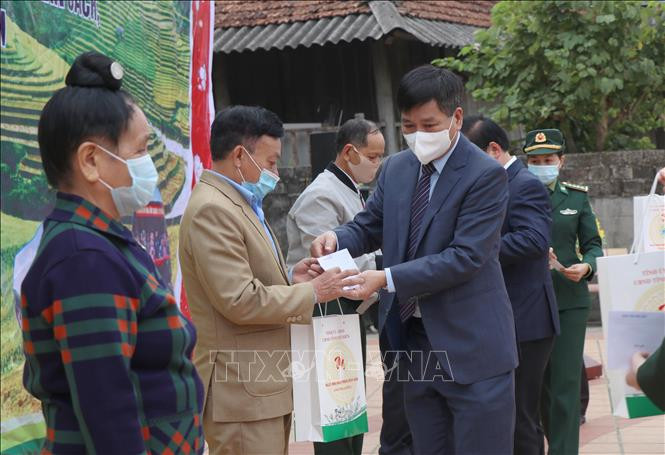 Ông Lê Thành Đô, Chủ tịch UBND tỉnh Điện Biên trao quà cho gia đình chính sách, gia đình có hoàn cảnh khó khăn trên địa bàn tại chương trình. Ảnh: Xuân Tiến – TTXVN Trao tặng “Nhà Đại đoàn kết”, bò giống cho người nghèo, gia đình chính sách khu vực biên giới ảnh 3