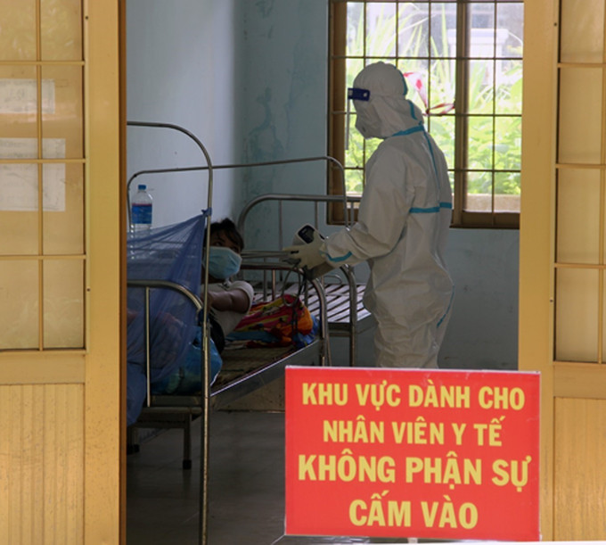 Nhân viên y tế chăm sóc cho bệnh nhân COVID-19 tại Trung tâm Y tế huyện miền núi Sơn Hòa. Ảnh: Xuân Triệu - TTXVN Đầu tư 153 tỷ đồng nâng cấp y tế cơ sở tại tỉnh Phú Yên ảnh 1
