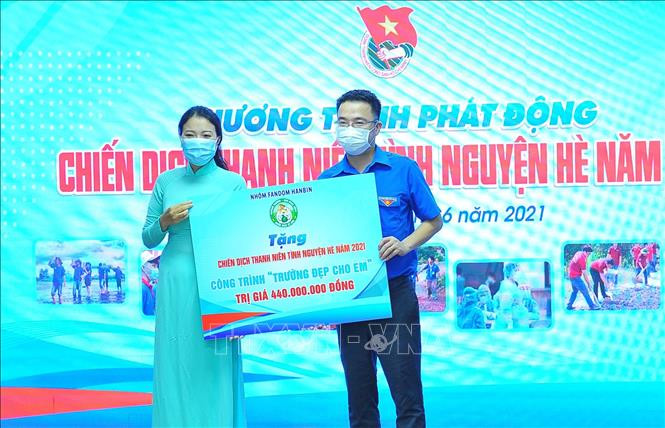 Các đơn vị trao tặng kinh phí và nhu yếu phẩm cho Chiến dịch “Thanh niên tình nguyện hè năm 2021" cho Trung ương Đoàn Thanh niên Cộng sản Hồ Chí Minh. Ảnh: Minh Đức - TTXVN Khởi động Chiến dịch Thanh niên tình nguyện Hè 2021 ảnh 2