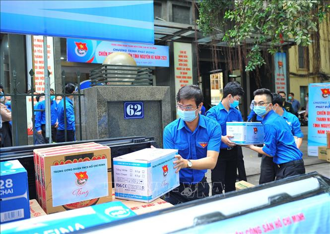 Đồng chí Bùi Quang Huy, Bí thư Thường trực Trung ương Đoàn, Chủ tịch Trung ương Hội Sinh viên Việt Nam vận chuyển hàng lên xe để chuyển đến cho các lực lượng phòng, chống COVID-19 tuyến đầu tại Bắc Giang. Ảnh: Minh Đức - TTXVN Khởi động Chiến dịch Thanh niên tình nguyện Hè 2021 ảnh 3