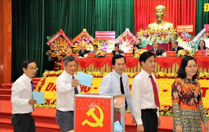 Đại biểu tiến hành bỏ phiếu bầu Ủy viên Ban Chấp hành Đảng bộ tỉnh An Giang khóa XI, nhiệm kỳ 2020 - 2025. Ảnh: Thanh Sang- TTXVN Bà Võ Thị Ánh Xuân tái đắc cử Bí thư Tỉnh ủy An Giang ảnh 1