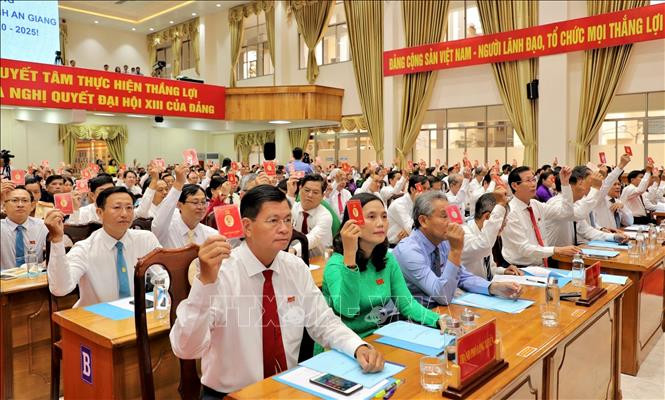 Đại biểu thực hiện biểu quyết tại Đại hội. Ảnh: Thanh Sang- TTXVN Bà Võ Thị Ánh Xuân tái đắc cử Bí thư Tỉnh ủy An Giang ảnh 2