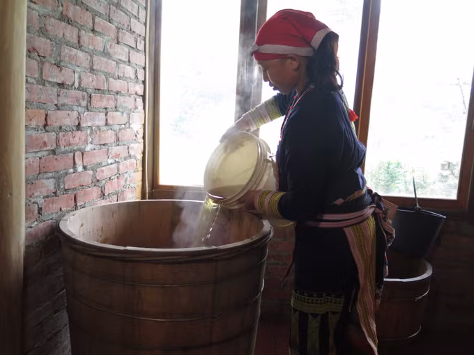 Tắm lá thuốc của đồng bào Dao đỏ - điểm nhấn du lịch Lào Cai ảnh 4