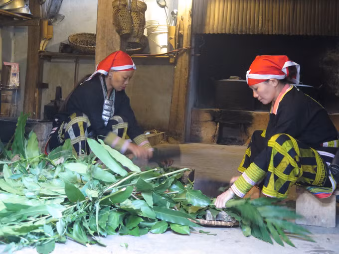 Tắm lá thuốc của đồng bào Dao đỏ - điểm nhấn du lịch Lào Cai ảnh 1