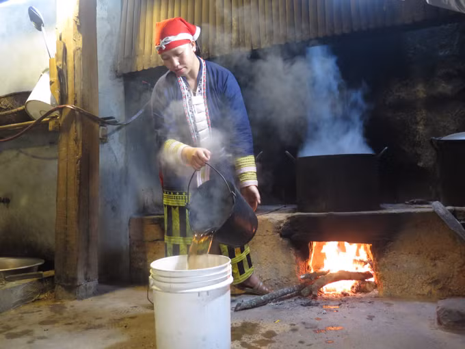 Tắm lá thuốc của đồng bào Dao đỏ - điểm nhấn du lịch Lào Cai ảnh 3