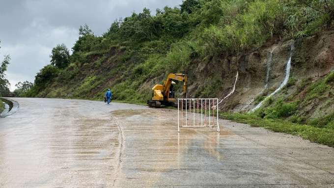 Lực lượng chức năng nhanh chóng san gạt, hốt dọn đất đá sạt lở trên tuyến DT643 đoạn qua huyện Tuy An. Ảnh: Tường Quân – TTXVN Nhiều tuyến giao thông trên địa bàn tỉnh Phú Yên bị hư hỏng do mưa lũ ảnh 5