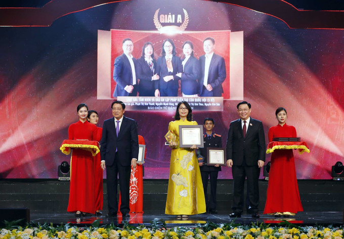 Chủ tịch Quốc hội Vương Đình Huệ và đồng chí Phan Đình Trạc, Uỷ viên Bộ Chính trị, Bí thư Trung ương Đảng, Trưởng Ban Nội chính Trung ương trao giải A cho các tác giả và đại diện nhóm tác giả. Ảnh: Nhan Sáng-TTXVN Lễ trao Giải Diên Hồng lần thứ hai: Chuyển tải các quyết sách của Quốc hội, Hội đồng nhân dân tới cử tri ảnh 1
