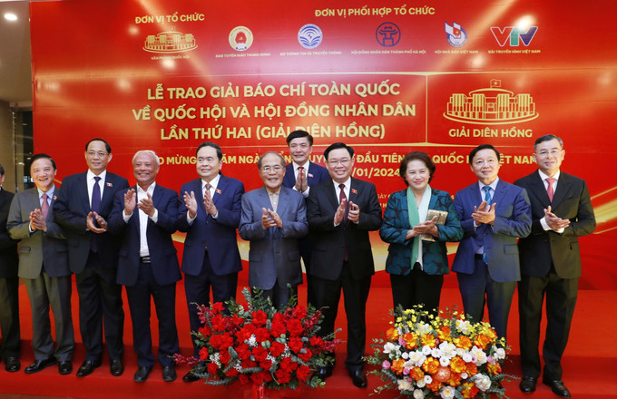 Chủ tịch Quốc hội Vương Đình Huệ và các đại biểu tham dự buổi lễ. Ảnh: Nhan Sáng - TTXVN Lễ trao Giải Diên Hồng lần thứ hai: Chuyển tải các quyết sách của Quốc hội, Hội đồng nhân dân tới cử tri ảnh 4