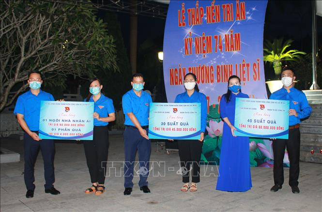Tỉnh đoàn Hà Giang trao quà cho các địa phương để tặng gia đình thương binh, bệnh binh và gia đình chính sách. Ảnh: Nguyễn Chiến - TTXVN 74 năm Ngày Thương binh - Liệt sỹ: Quan tâm chăm sóc người có công ở Vị Xuyên, Hà Giang ảnh 2