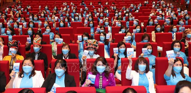 Các đại biểu biểu quyết thông qua đoàn Chủ tịch đại hội. Ảnh: TTXVN Vinh danh 13 công trình, phần việc vượt khó sáng tạo, chào mừng Đại hội đại biểu Phụ nữ, toàn quốc lần thứ XIII ảnh 4