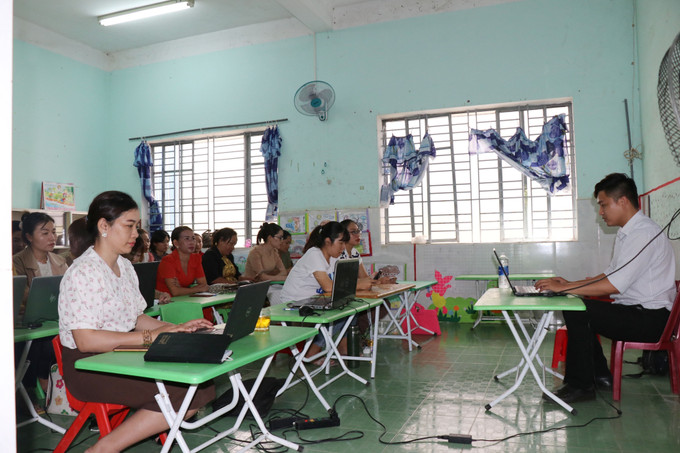 Giáo viên Trường Mầm non Họa Mi, xã biên giới Krông Ana, huyện Buôn Đôn (Đắk Lắk) tập huấn sử dụng công nghệ thông tin để ứng dụng trong năm học mới. Ảnh: Tuấn Anh – TTXVN Năm học 2022-2023: Đầu tư cơ sở vật chất, đáp ứng yêu cầu dạy và học vùng đồng bào dân tộc thiểu số ảnh 1