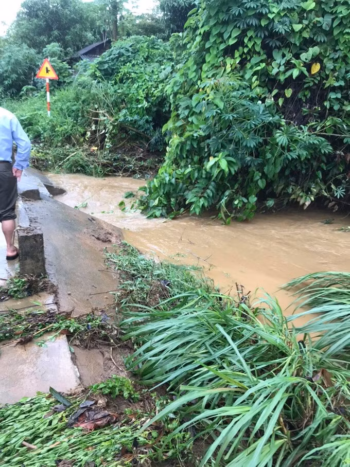 Yên Bái: Mưa to kèm dông lốc, một học sinh tử vong do lũ cuốn ảnh 2