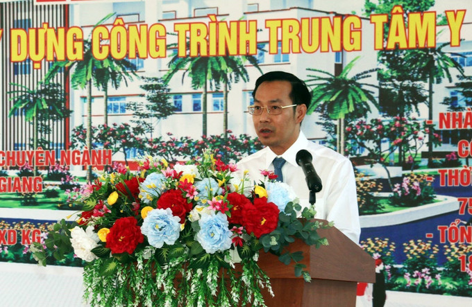 Ông Nguyễn Thanh Nhàn, Phó Chủ tịch UBND tỉnh phát biểu tại Lễ khởi công. Ảnh: Lê Sen - TTXVN Nâng cao chất lượng hệ thống y tế vùng sâu, vùng kháng chiến của Kiên Giang ảnh 2