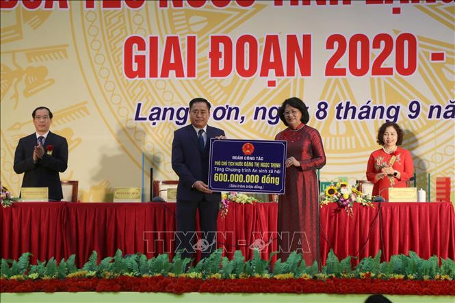 Phó Chủ tịch nước Đặng Thị Ngọc Thịnh tặng 600 triệu đồng cho Quỹ An sinh xã hội tỉnh Lạng Sơn. Ảnh: Quang Duy - TTXVN Đại hội thi đua yêu nước lần thứ X: Phó Chủ tịch nước Đặng Thị Ngọc Thịnh khích lệ các phong trào thi đua tỉnh Lạng Sơn ảnh 2