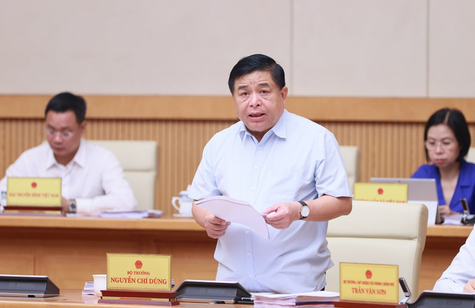 Bộ trưởng Bộ Kế hoạch và Đầu tư Nguyễn Chí Dũng báo cáo tình hình phát triển kinh tế-xã hội tháng 6 và 6 tháng đầu năm. Ảnh: Dương Giang-TTXVN Khai mạc Hội nghị trực tuyến Chính phủ với địa phương và phiên họp Chính phủ thường kỳ tháng 6/2023 ảnh 3