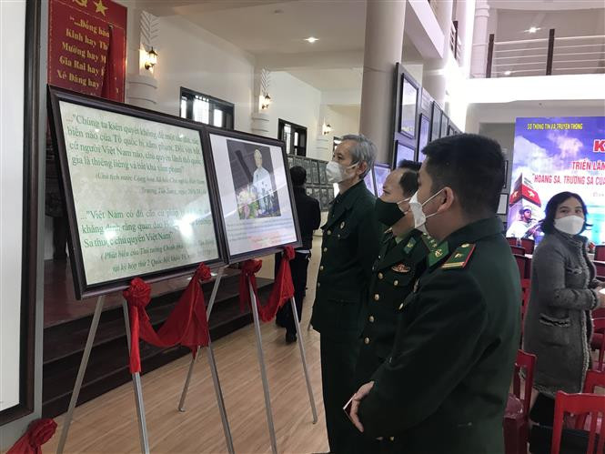 Buổi triển lãm lưu động đã thu hút đông đảo các tầng lớp nhân dân đến tham quan, tìm hiểu, nghiên cứu. Ảnh: Thanh Thủy-TTXVN Mang bản đồ, tư liệu lịch sử về Hoàng Sa và Trường Sa đến với người dân vùng cao Quảng Trị ảnh 2
