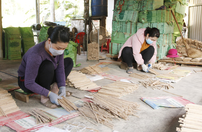 Sản xuất đũa từ cây cọ Định Hóa. Ảnh: Hoàng Thảo Nguyên - TTXVN Nỗ lực đưa Định Hóa trở thành huyện nông thôn mới trong năm 2023 ảnh 2
