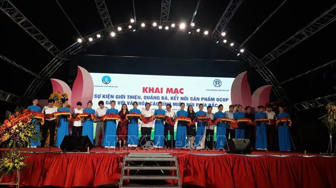Cắt băng khai mạc sự kiện giới thiệu, quảng bá sản phẩm OCOP gắn với văn hóa các tỉnh miền núi phía Bắc. Ảnh: Phương Anh - TTXVN 550 sản phẩm OCOP hội ngộ tại Thủ đô ảnh 1