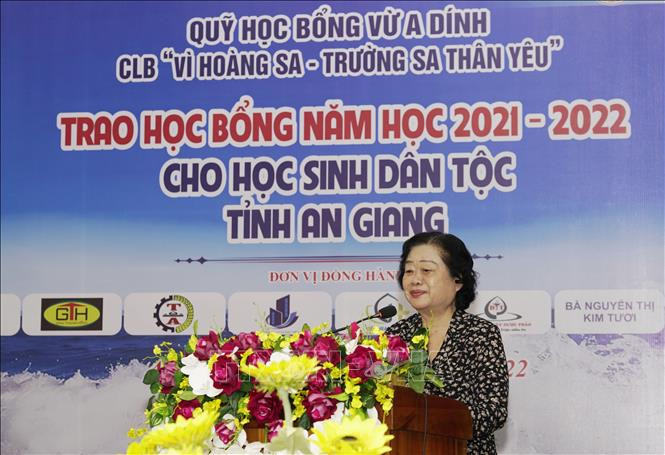 Bà Trương Mỹ Hoa, nguyên Phó Chủ tịch nước Cộng hòa xã hội chủ nghĩa Việt Nam, Chủ tịch Quỹ học bổng Vừ A Dính, Chủ nhiệm Câu lạc bộ "Vì Hoàng Sa - Trường Sa thân yêu", phát biểu tại buổi lễ. Ảnh: Công Mạo-TTXVN Hỗ trợ, động viên học sinh dân tộc thiểu số vươn lên trong học tập ảnh 2