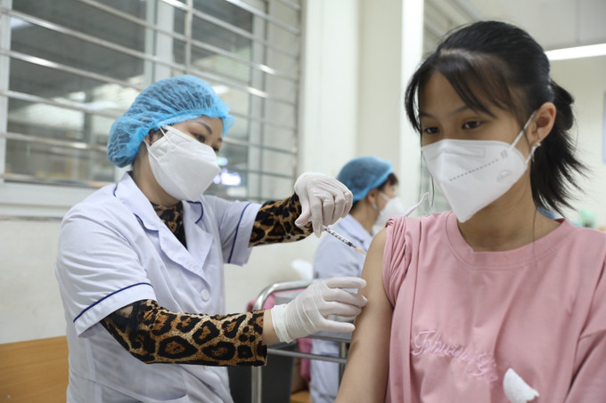 Tiêm vaccine phòng COVID-19 giúp trẻ tránh mắc bệnh, tránh các hậu quả lâu dài của bệnh, giúp trẻ đến trường an toàn, tham gia các hoạt động xã hội và phát triển khỏe mạnh. Ảnh: Minh Quyết - TTXVN Dịch COVID-19: Xuất hiện chùm ca bệnh mới, Lào Cai khẩn trương triển khai phòng, chống dịch ảnh 1