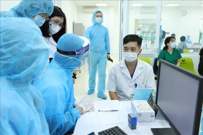 Ngày 8/3/2021, Việt Nam bắt đầu tiêm vaccine phòng COVID-19. Ảnh: Minh Quyết - TTXVN Khởi đầu chiến dịch tiêm vaccine phòng COVID-19 quy mô lớn nhất từ trước đến nay ảnh 1