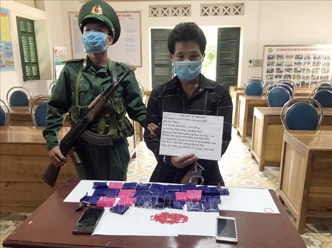 Đối tượng Giàng A Pó và tang vật. Ảnh: Phan Tuấn Anh - TTXVN Bắt giữ đối tượng Giàng A Pó mua bán, vận chuyển trái phép 6.000 viên ma túy tổng hợp ảnh 1