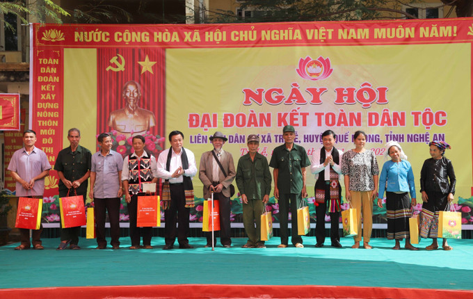 Đồng chí Nguyễn Xuân Thắng trao quà cho 10 hộ gia đình chính sách, hộ gia đình có hoàn cảnh khó khăn trên địa bàn xã Tri Lễ. Ảnh: Xuân Tiến - TTXVN Ủy viên Bộ Chính trị Nguyễn Xuân Thắng dự Ngày hội Đại đoàn kết ở xã vùng cao biên giới Nghệ An ảnh 4
