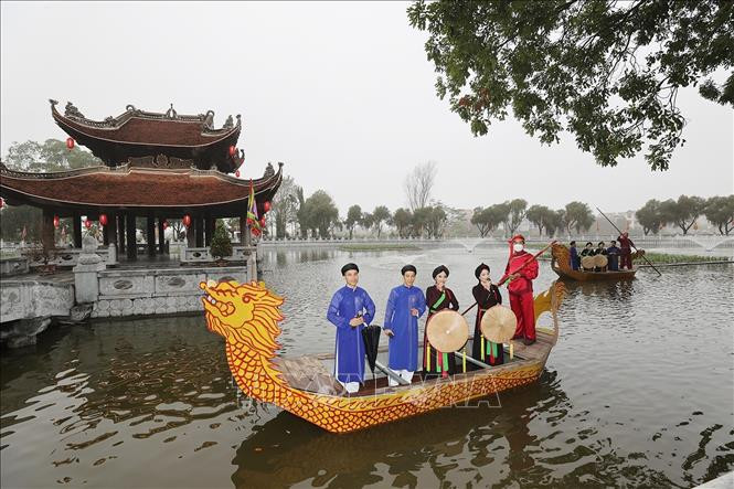 Các liền anh, liền chị hát quan họ ở hồ bán nguyệt tại Di tích lịch sử văn hóa Đền Đô (phường Đình Bảng, thành phố Từ Sơn). Ảnh: Trí Dũng – TTXVN Lan tỏa tình yêu dân ca Quan họ ảnh 1