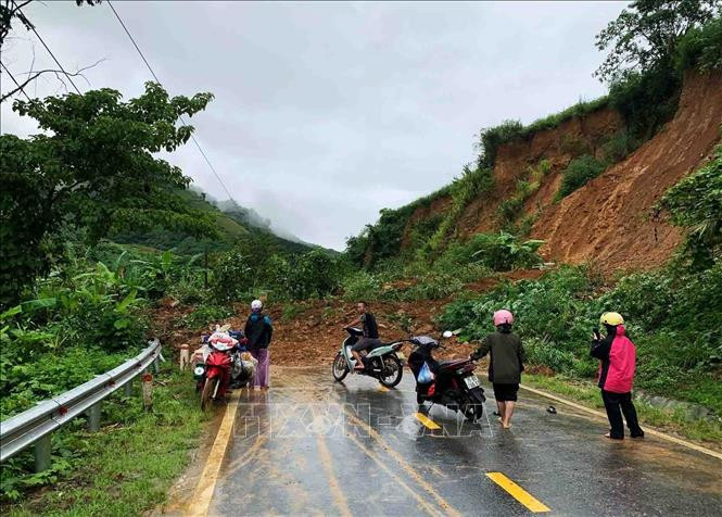 Mưa lớn gây tắc đường tại km 11+100, quốc lộ 12 (từ trung tâm huyện Phong Thổ với Cửa khẩu quốc tế Ma Lù Thàng). Ảnh: TTXVN phát Mưa lớn gây sạt lở nhiều tuyến đường ở Lai Châu ảnh 1