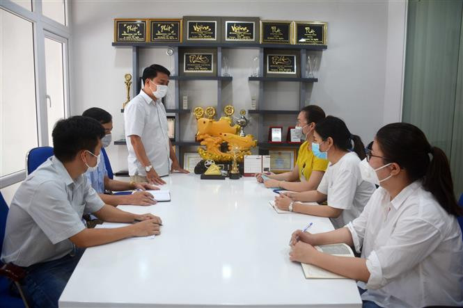 Với hơn 150 nhân viên đang làm việc cho công ty, anh Vinh (đứng) tâm niệm phải đảm bảo thu nhập ổn định, chế độ phù hợp để họ yên tâm gắn bó. Ảnh: Hoài Thu – TTXVN Doanh nhân Nguyễn Quang Vinh giữ chữ tín để thành công ảnh 2
