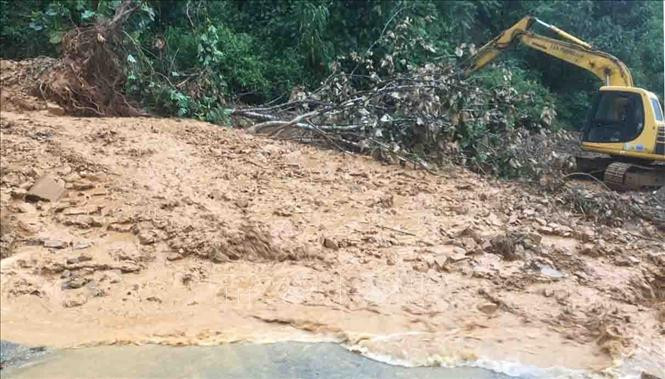 Đơn vị quản lý đường bộ Lai Châu khắc phục điểm sạt lở tại km 3+900, tuyến đường nối Quốc lộ 4H từ Pắc Ma đi cửa khẩu U Ma Tu Khoòng, huyện Mường Tè. Ảnh: TTXVN phát Mưa lớn gây sạt lở nhiều tuyến đường ở Lai Châu ảnh 3