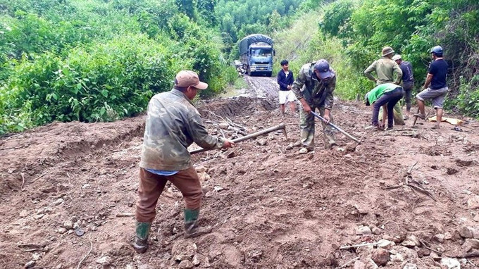Khắc phục vị trí sạt lở đường vành đai xã Krong-Đắk Smar-LơKu (huyện Kbang). Ảnh: nhandan.vn Gia Lai: Nỗ lực khắc phục thiệt hại do ảnh hưởng của mưa lớn ảnh 1
