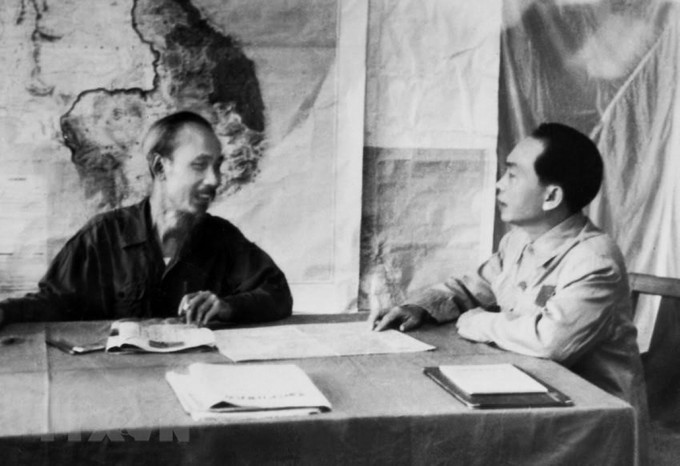 Bác Hồ và Đại tướng Võ Nguyên Giáp bàn phương án tác chiến cho Chiến dịch Biên giới 1950. Ảnh: TTXVN Kỷ niệm 110 năm Ngày sinh Đại tướng Võ Nguyên Giáp: Mãi xứng danh "Người anh Cả" của Quân đội nhân dân Việt Nam ảnh 3