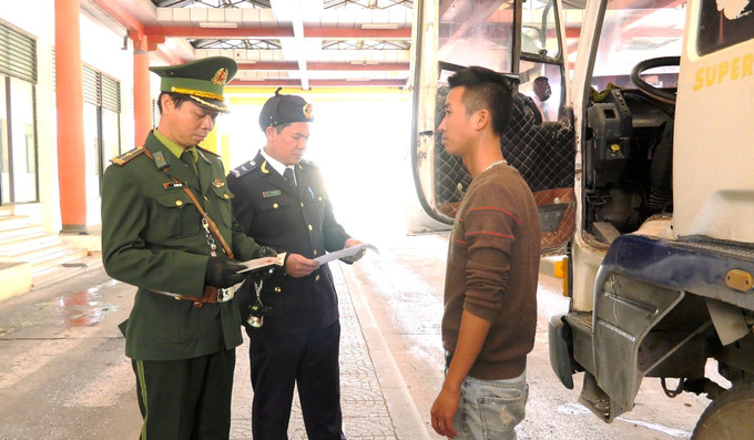Lực lượng Biên phòng hoạt động tại cửa khẩu quốc tế Cha Lo tăng cường kiểm tra, kiểm soát, người, phương tiện, hàng hóa qua lại cửa khẩu đảm bảo chặt chẽ, nghiêm túc và đúng quy định. Ảnh: TTXVN phát “Lá chắn thép” giữ vững an ninh biên giới ảnh 5